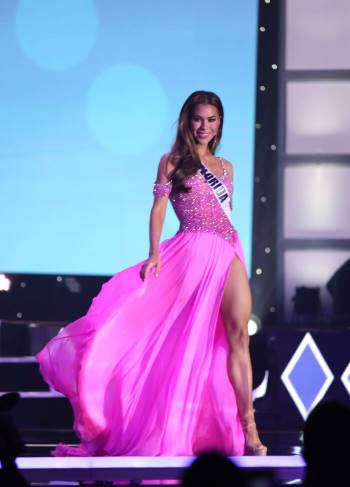 Thí sinh Miss USA mặc lạc quẻ giống Kiều Loan, đạo nhái váy Hoàng Thùy trong phần thi dạ hội Ảnh 9