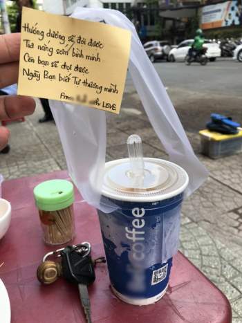 Chiêu PR cao tay của quán take away Sài Gòn: Mỗi ly cà phê đính kèm một lời chúc viết tay - Ảnh 2.