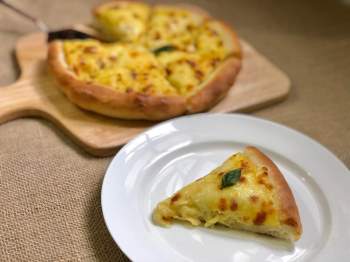 Kết hợp ẩm thực Âu - Á, pizza sầu riêng là món ăn lạ miệng được tìm thấy nhiều ở Thái Lan. Sầu riêng có mùi vị béo nồng đặc trưng cùng vỏ bánh giòn rụm tạo nên món pizza khiến nhiều tín đồ hảo ngọt mê mẩn. Tuy nhiên, nhiều thực khách cho rằng pizza sầu riêng ăn dễ ngán vì khá béo và ngậy. Ảnh: Bepsomeo.