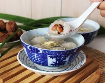 Chè heo quay bột lọc (chè thịt quay) là một trong những thức tráng miệng độc đáo chỉ có ở Huế. Món chè này được chế biến từ miếng thịt quay cắt nhỏ vuông vắn, bọc ngoài là màng bột gạo, bột sắn rồi sên đường nấu thành chè. Thực khách ăn chè này sẽ có trải nghiệm đan xen giữa tiệc mặn và ngọt.