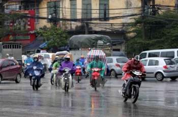 Đón mưa dông giải nhiệt, Hà Nội mát lịm sáng đầu tuần - Ảnh 1.