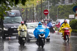 Clip, ảnh: Cơn mưa vàng giải nhiệt tại Hà Nội sau chuỗi ngày nắng nóng kinh hoàng - Ảnh 5.