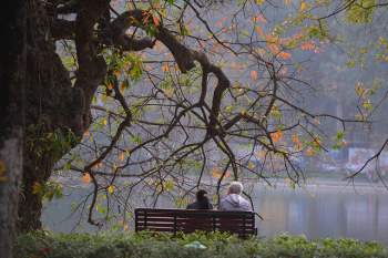 Khung cảnh hồ Gươm đẹp thơ mộng và cổ kính trong mùa cây thay lá - Ảnh 1.