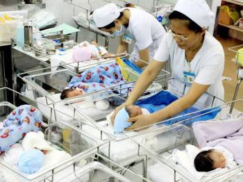 Những con số đáng suy nghĩ xung quanh việc sinh đẻ của phụ nữ Việt - Ảnh 1.