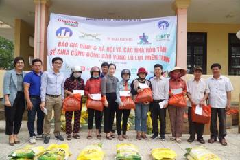 Báo Gia đình và Xã hội tiếp tục trao quà cho đồng bào vùng lũ tỉnh Quảng Bình - Ảnh 5.