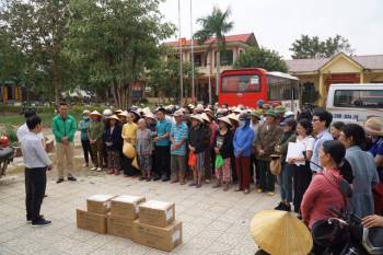Báo Gia đình và Xã hội tiếp tục trao quà cho đồng bào vùng lũ tỉnh Quảng Bình - Ảnh 4.