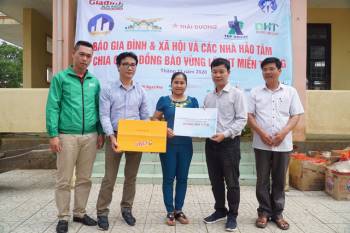 Báo Gia đình và Xã hội tiếp tục trao quà cho đồng bào vùng lũ tỉnh Quảng Bình - Ảnh 8.
