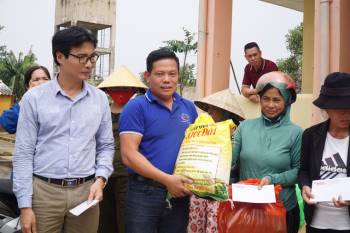 Báo Gia đình và Xã hội tiếp tục trao quà cho đồng bào vùng lũ tỉnh Quảng Bình - Ảnh 3.