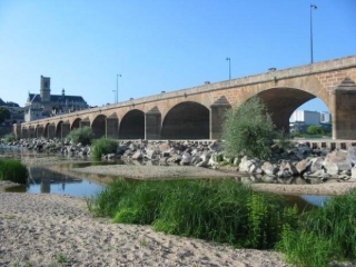 Sông Loire, con sông dài nhất nước Pháp, gần như cạn kiệt trong đợt nắng nóng 2003. Khoảng 15.000 người Tu vong vì nắng nóng chỉ tính riêng tại Pháp, dẫn tới tình trạng thiếu nơi lưu trữ thi thể. 