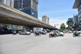 Hà Nội đang trải qua đợt nắng nóng đỉnh điểm kể từ đầu mùa hè năm nay. Nhiệt độ ngoài trời lên đến hơn 40 độ C, khí nóng bốc lên hầm hập trên đường phố.