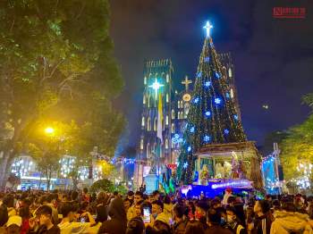 Tin nhanh - Hàng nghìn người đổ về nhà thờ trong đêm Giáng sinh