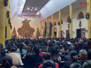 Tin nhanh - Hàng nghìn người đổ về nhà thờ trong đêm Giáng sinh (Hình 14).