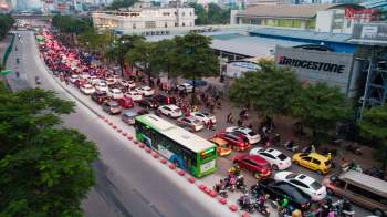 Tin nhanh - Hình ảnh bất ngờ trên tuyến đường Lê Văn Lương giờ cao điểm