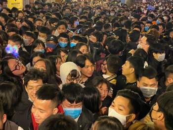 Người dân ngất xỉu do chen lấn tại điểm countdown chào năm mới 2021 - Ảnh 4.