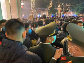 Người dân ngất xỉu do chen lấn tại điểm countdown chào năm mới 2021 - Ảnh 11.
