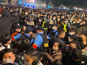 Người dân ngất xỉu do chen lấn tại điểm countdown chào năm mới 2021 - Ảnh 12.