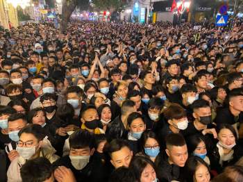 Người dân ngất xỉu do chen lấn tại điểm countdown chào năm mới 2021 - Ảnh 3.