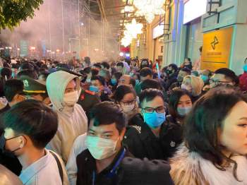 Người dân ngất xỉu do chen lấn tại điểm countdown chào năm mới 2021 - Ảnh 14.