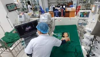 Nghệ An: Bé 32 tháng tuổi rơi vào hôn mê vì ngộ độc Thuốc diệt chuột - Ảnh 1