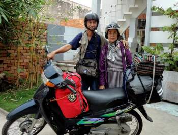 Nghiện vi vu, cặp đôi U80 đưa nhau đi khắp thế gian trên chiếc xe máy 30 tuổi - Ảnh 3