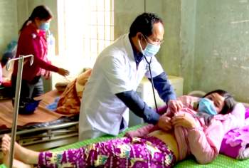 Nguyên nhân ban đầu về bệnh lạ khiến 6 người Tu vong và nhập viện ở Kon Tum - Ảnh 2.