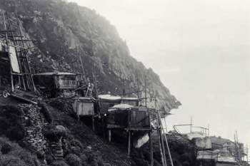 Những ngôi nhà của người Inuit bên bờ hồ Anjikuni. Ảnh: Mysterious Facts.