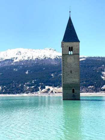 Ngôi làng mất tích hàng thập kỷ bỗng nổi lên giữa hồ nước ở Italia