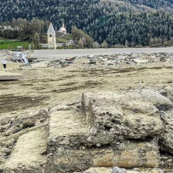 Ngôi làng mất tích hàng thập kỷ bỗng nổi lên giữa hồ nước ở Italia