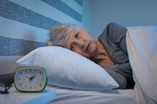 Ngủ không ngon giấc có thể làm tăng nguy cơ mắc bệnh Alzheimer. Ảnh: iStock