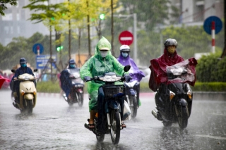 Clip, ảnh: Cơn mưa vàng giải nhiệt tại Hà Nội sau chuỗi ngày nắng nóng kinh hoàng - Ảnh 7.