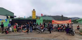 Người dân xã Kỳ Tân tập trung trước cổng nhà máy xử lý rác Hoành Sơn phản đối việc gây ô nhiễm môi trường từ nhà máy. Ảnh: tienphong.vn