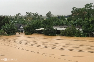 Người miền Trung sơ tán đồ đạc tránh lũ