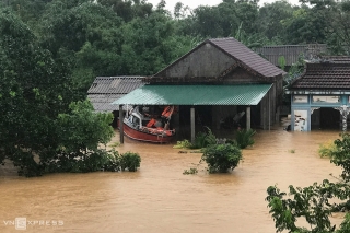 Người miền Trung sơ tán đồ đạc tránh lũ