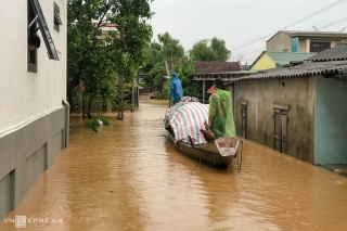 Người miền Trung sơ tán đồ đạc tránh lũ