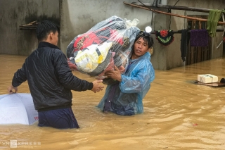 Người miền Trung sơ tán đồ đạc tránh lũ