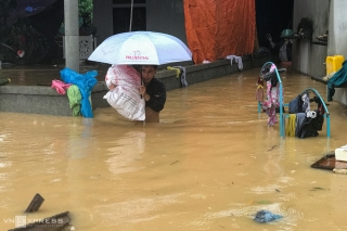 Người miền Trung sơ tán đồ đạc tránh lũ