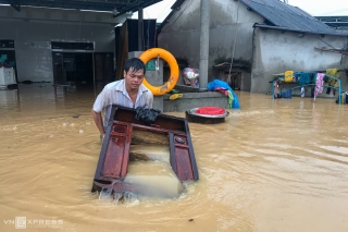 Người miền Trung sơ tán đồ đạc tránh lũ