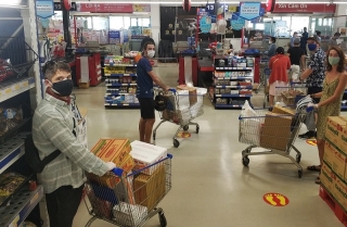 Người nước ngoài mua nhu yếu phẩm tiếp sức Đà Nẵng chống dịch