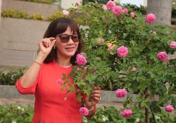 Người Sài Gòn dạo đường hoa Phú Mỹ Hưng: Mang 3 bộ đồ mới để check-in - ảnh 2