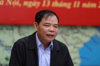 Bộ trưởng Nguyễn Xuân Cường: 'Bão số 13 đường đi khó đoán định, tốc độ lớn' - 1