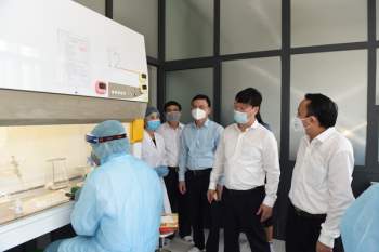 Đồng chí Nguyễn Đức Trung, Chủ tịch UBND tỉnh Nghệ An (ngoài cùng bên phải) kiểm tra phòng xét nghiệm của CDC.