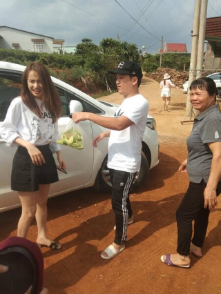 Hình ảnh Nhã Phương được “team qua đường” chụp lại khi cô cùng Trường Giang về thăm quê nhà sau khi kết thúc giãn cách xã hội