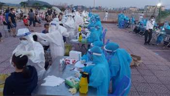 Vì sao nóng đỉnh điểm mà nhân viên y tế ở Bắc Giang vẫn phải mặc bộ đồ kín mít, đến kiệt sức, ngất xỉu? - Ảnh 5.