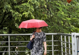 Clip, ảnh: Cơn mưa vàng giải nhiệt tại Hà Nội sau chuỗi ngày nắng nóng kinh hoàng - Ảnh 8.
