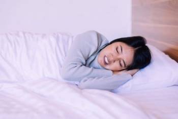 Những biện pháp đơn giản mà hiệu quả để hạn chế nghiến răng kèn kẹt khi ngủ - Ảnh 1