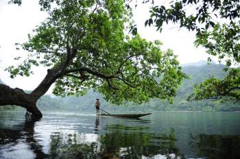 Huyện Ba Bể nằm ở phía tây bắc tỉnh Bắc Kạn. Tên huyện cũng là tên hồ nước nổi tiếng - hồ Ba Bể, trái tim của Vườn quốc gia Ba Bể, thuộc địa phận huyện này. Ảnh: Vũ Minh Quân.