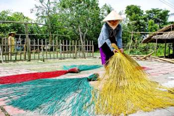 Huyện Hồng Dân nằm về phía bắc tỉnh Bạc Liêu. Theo trang TTĐT huyện, nơi đây được chính quyền cách mạng đổi tên thành Hồng Dân vào đầu năm 1947, theo tên Anh hùng lực lượng vũ trang nhân dân Trần Hồng Dân (tên thật là Trần Văn Thành). Đến huyện Hồng Dân, du khách có thể thăm chùa Kosthum, miếu Quan Đế, làng nghề dệt chiếu truyền thống, thưởng thức đặc sản bánh tằm Ngan Dừa... Ảnh: Đăng Huỳnh.