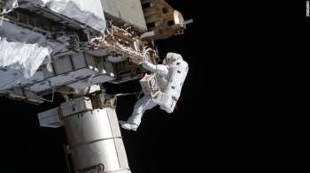 Nín thở xem khoảnh khắc phi hành gia NASA bước ra ngoài không gian
