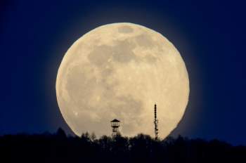 'Siêu trăng giun' thắp sáng bầu trời thế giới