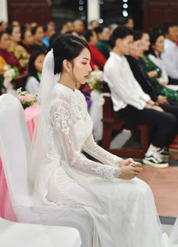 Bóc áo dài cưới của vợ Phan Mạnh Quỳnh: Đính tới 8000 viên đá swarovski đắt tiền, đai corset làm nổi vòng 2 siêu thực của cô dâu - Ảnh 2.